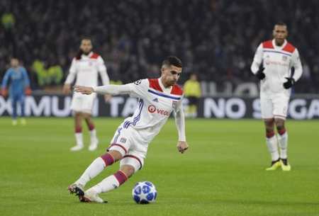 在球場上依 在球場上依